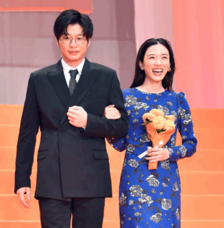 舞台挨拶で腕を組む永野芽郁と田中圭の画像